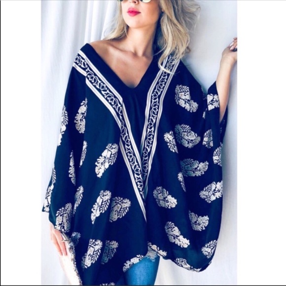 Trindy Clozet Boutique Tops - Boho Black and White Kimono Top
